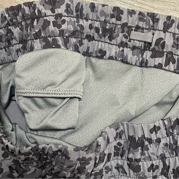 Athleta Printed Mesh Racer Run Mid-rise Lined Short Libra Gray Animal Sz XS. - Picture 6 of 10